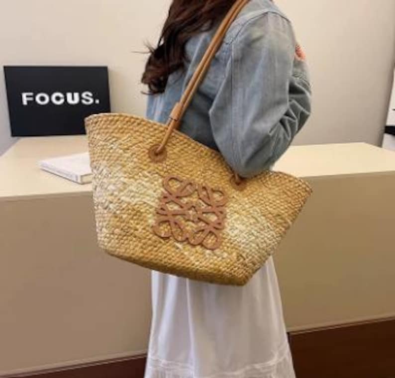 Product Title:
Large Capacity Hand-Woven Raffia Straw Tote Bag Multi-color Optional Summer Holiday Beach Shoulder Top-handle Bag Customizable Patterns Matching Custom Air Force 1 Custom Sneakers